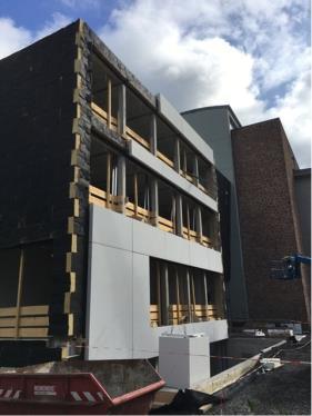 Erste Teile der Weißbetonfassade montiert